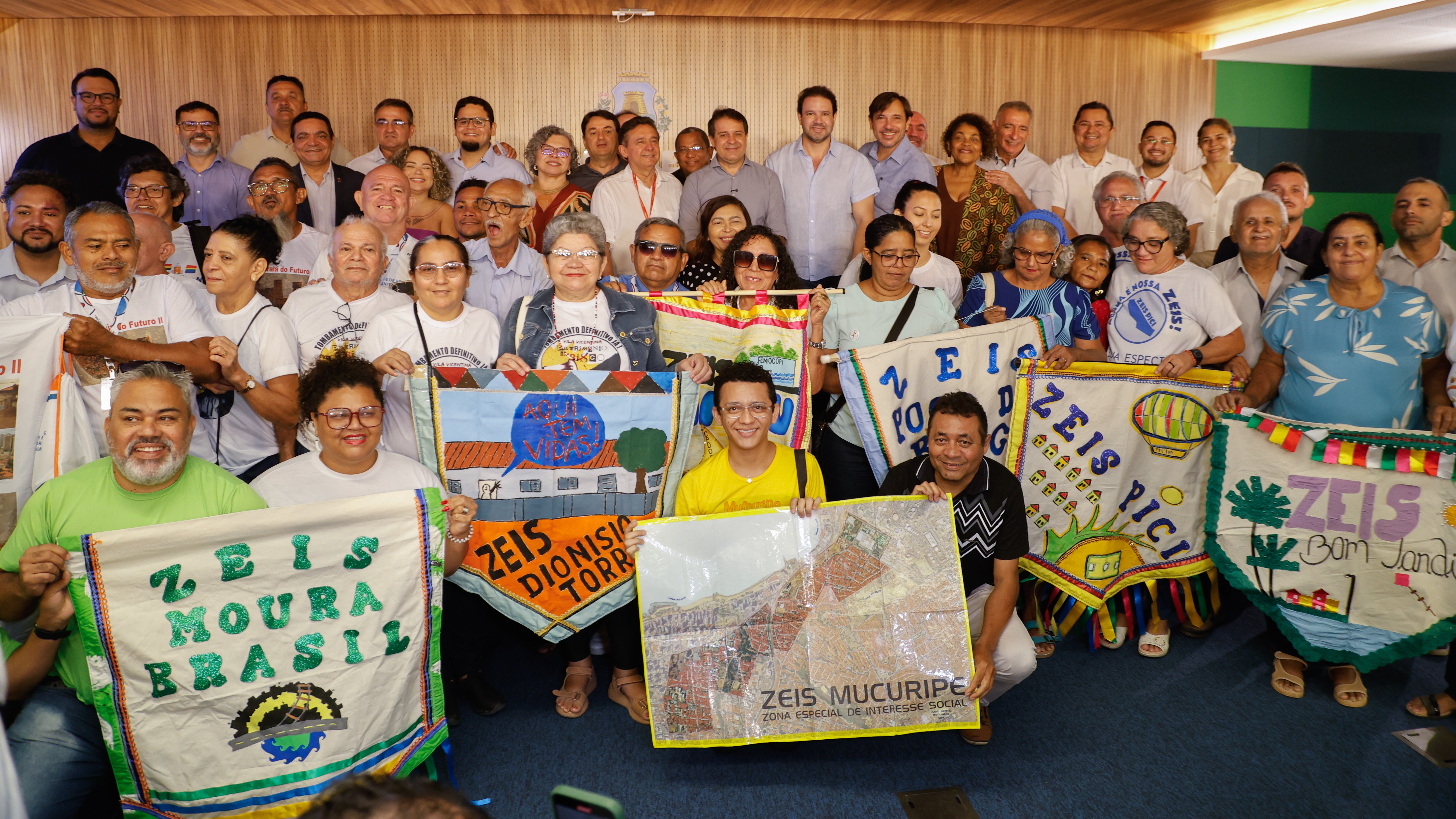 grupo de pessoas posa para a foto